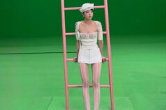 「本から飛び出してきたみたい」ホワイトのレースコルセットで人形級ビジュアルを披露