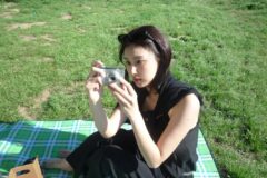 公園ピクニックなのにオールブラック？ 緑の芝生に映えるシックな夏コーデが話題