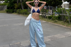 「これ、また流行るの？」…Y2K感たっぷりのローライズが“大人の夏コーデ”に返り咲き