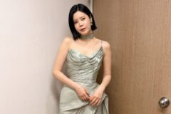 バラードの女王がトロットでも輝く…優雅なサテンドレスからホワイトミニドレスまで