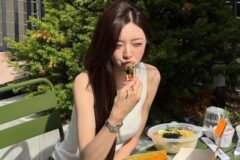 肩と背中のラインが際立つ白タンクトップ…夏の涼しげな朝食テラスルックを公開