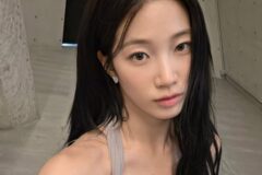 背の高さと長い手足が際立つドレープワンピース、芸術的な美スタイルが話題
