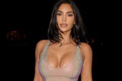 世界的セレブ姉妹、夜のヨットで夏旅ツーショット…対照的なドレス姿に反響
