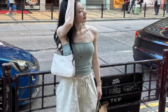 香港の灼熱の太陽まで味方に…ITZYメンバー、ミントのトップスで魅せた“真夏の旅行コーデ”