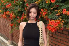 肩と鎖骨ラインが際立つホルターネック…後ろ姿までフォトブック級の夏の私服ルック