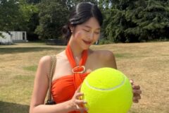 ひときわ目を引く鮮やかなオレンジコーデ…派手色ドレスを上品に着こなす『脱出おひとり島3』出演モデル