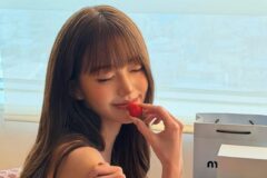 ブルーのピンストライプドレスでイチゴを手に…窓際でケーキを眺める姿まで絵になるウォニョン