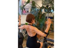 アナウンサー出身タレントのチェ・ウンギョン、背中の開いたウェアで美ボディ披露 50代のストイックな自己管理が話題