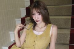 TWICE・モモ、イエローのミニワンピース姿を公開…ヴィンテージな階段に映える夏コーデが話題