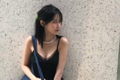 シックな黒ドレスにキャンバスバッグを合わせる意外な組み合わせ?抜け感ある夏スタイル