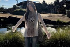 爽やかな空の下で猿とツーショ✨IVE・リズの動物園で見せた無邪気な笑顔に視線集中