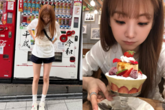 イチゴのクレームブリュレを前に満面の笑み…人気女優、大阪での旅行ショットを公開